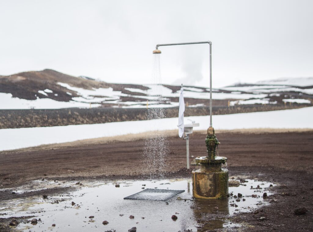 Douche froide dans la neige